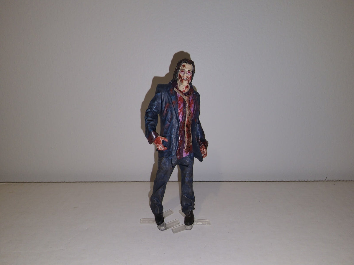 40 WALKING DEAD COMIC LOT INCLUDES MCFARLANE TOYS PINBACKS 2003-2019