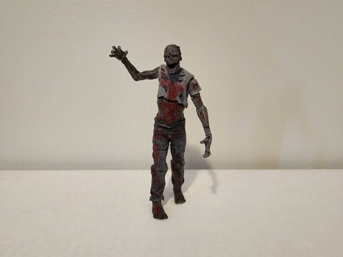 40 WALKING DEAD COMIC LOT INCLUDES MCFARLANE TOYS PINBACKS 2003-2019