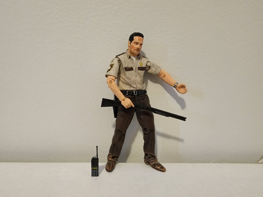 40 WALKING DEAD COMIC LOT INCLUDES MCFARLANE TOYS PINBACKS 2003-2019