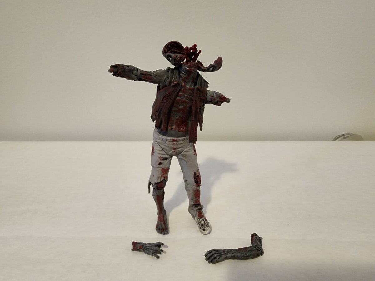 40 WALKING DEAD COMIC LOT INCLUDES MCFARLANE TOYS PINBACKS 2003-2019