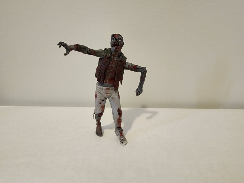 40 WALKING DEAD COMIC LOT INCLUDES MCFARLANE TOYS PINBACKS 2003-2019